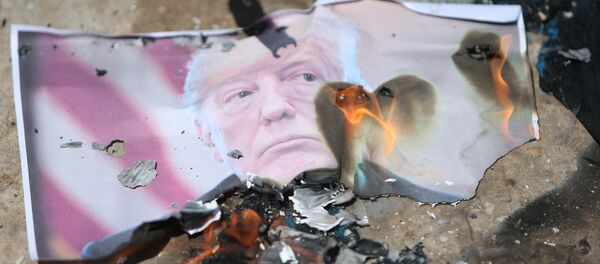 Palestinos queman una foto del presidente Donald Trump - Sputnik Mundo