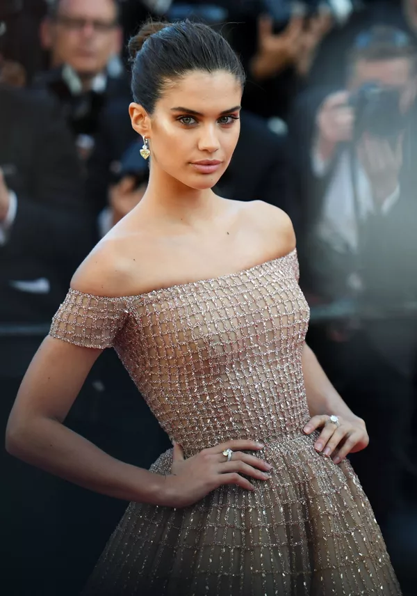 Transparencias y poco para la imaginación: así lucieron las mujeres del Festival de Cannes Transparencias y poco para la imaginación: así lucieron las mujeres del Festival de Cannes - Sputnik Mundo