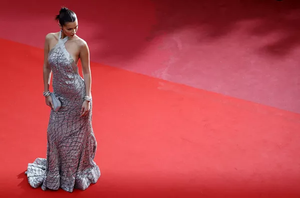 Transparencias y poco para la imaginación: así lucieron las mujeres del Festival de Cannes Transparencias y poco para la imaginación: así lucieron las mujeres del Festival de Cannes - Sputnik Mundo