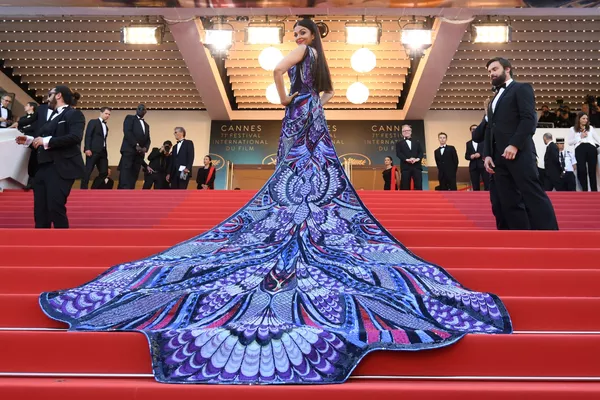 Transparencias y poco para la imaginación: así lucieron las mujeres del Festival de Cannes Transparencias y poco para la imaginación: así lucieron las mujeres del Festival de Cannes - Sputnik Mundo