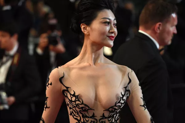 Transparencias y poco para la imaginación: así lucieron las mujeres del Festival de Cannes Transparencias y poco para la imaginación: así lucieron las mujeres del Festival de Cannes - Sputnik Mundo