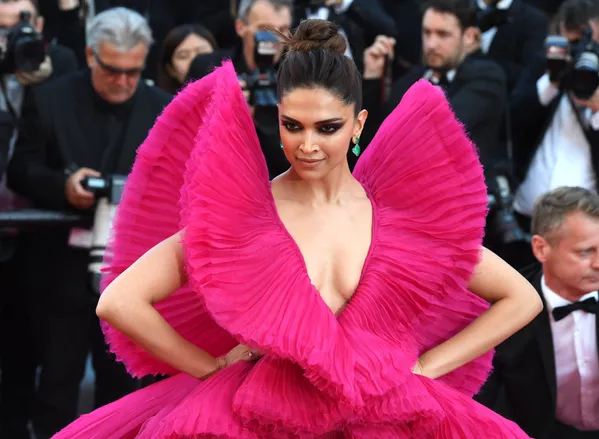 Transparencias y poco para la imaginación: así lucieron las mujeres del Festival de Cannes Transparencias y poco para la imaginación: así lucieron las mujeres del Festival de Cannes - Sputnik Mundo