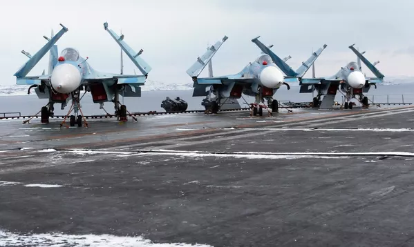 Многоцелевые палубные истребители Су-33 на взлетной палубе тяжелого авианесущего крейсера «Адмирал флота Советского Союза Кузнецов» Многоцелевые палубные истребители Су-33 на взлетной палубе тяжелого авианесущего крейсера «Адмирал флота Советского Союза Кузнецов» - Sputnik Mundo