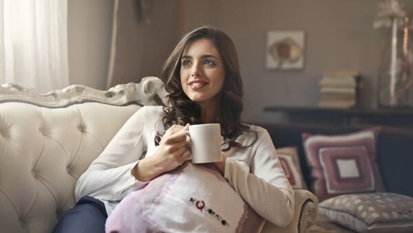 Una joven tomando café - Sputnik Mundo