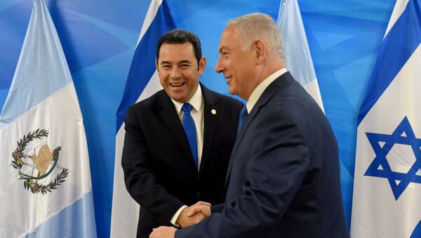 El presidente de Guatemala, Jimmy Morales, y el primer ministro de Israel, Benjamín Netanyahu El presidente de Guatemala, Jimmy Morales, y el primer ministro de Israel, Benjamín Netanyahu - Sputnik Mundo