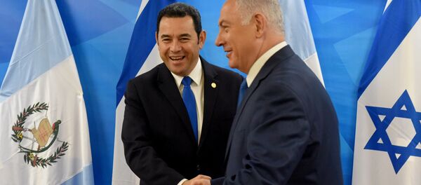 El presidente de Guatemala, Jimmy Morales, y el primer ministro de Israel, Benjamín Netanyahu - Sputnik Mundo