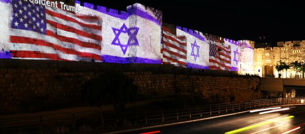 Una imagen proyectada de las banderas de EEUU e Israel en las murallas de Jerusalén - Sputnik Mundo