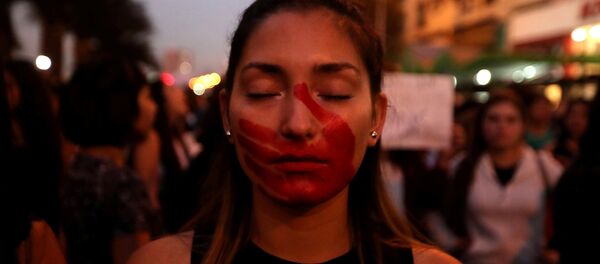 Una mujer protesta en contra desigualdad de género - Sputnik Mundo