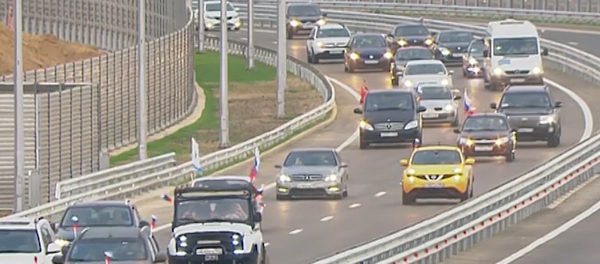 Así fue la primera hora del puente de Crimea abierto al tráfico - Sputnik Mundo