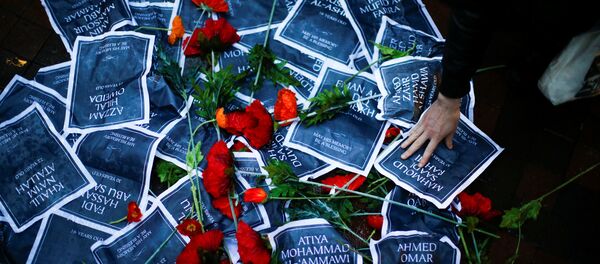 Un memorial improvisado dedicado a las víctimas de los enfrentamientos en Gaza - Sputnik Mundo