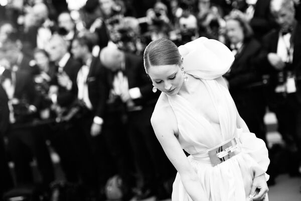 Alessandra Ambrosio, Irina Shayk y Bella Hadid en blanco y negro en Cannes - Sputnik Mundo