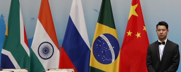 Banderas de los países miembros de los BRICS - Sputnik Mundo
