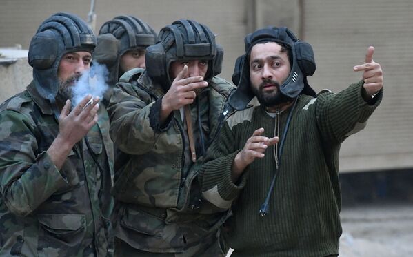 Las Fuerzas Armadas de Siria asaltan las posiciones de los terroristas a las afueras de Damasco - Sputnik Mundo