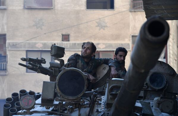 Las Fuerzas Armadas de Siria asaltan las posiciones de los terroristas a las afueras de Damasco - Sputnik Mundo