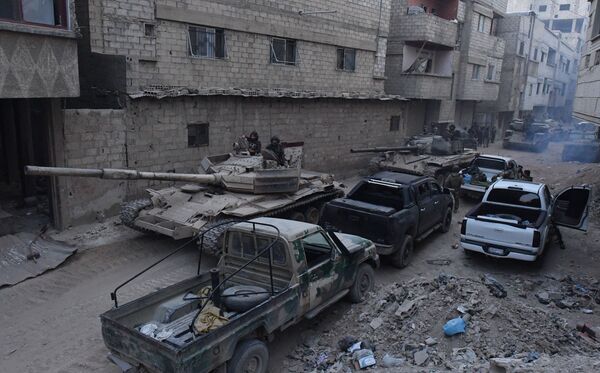 Las Fuerzas Armadas de Siria asaltan las posiciones de los terroristas a las afueras de Damasco - Sputnik Mundo