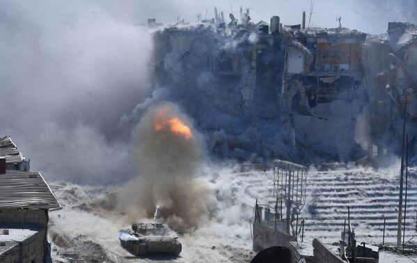 Las Fuerzas Armadas de Siria asaltan las posiciones de los terroristas a las afueras de Damasco - Sputnik Mundo