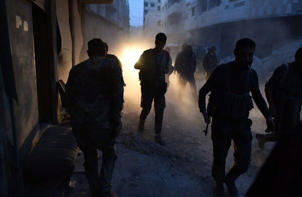 Las Fuerzas Armadas de Siria asaltan las posiciones de los terroristas a las afueras de Damasco - Sputnik Mundo