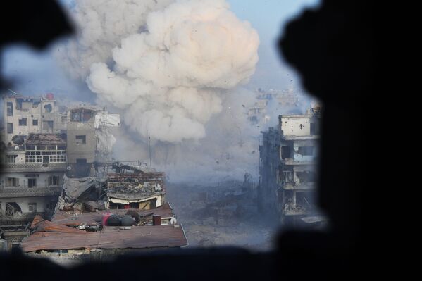 Las Fuerzas Armadas de Siria asaltan las posiciones de los terroristas a las afueras de Damasco - Sputnik Mundo