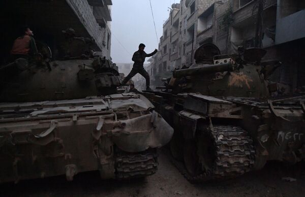 Las Fuerzas Armadas de Siria asaltan las posiciones de los terroristas a las afueras de Damasco - Sputnik Mundo