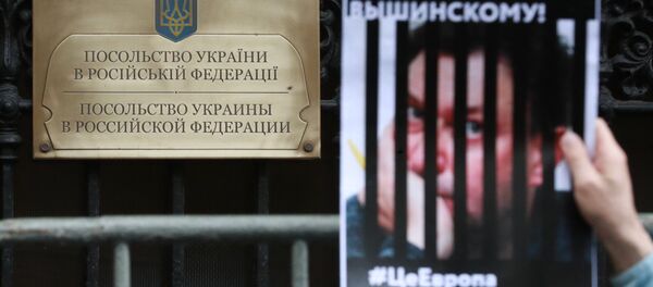 Manifestación de apoyo a Vishinski frente a la Embajada ucraniana en Moscú - Sputnik Mundo