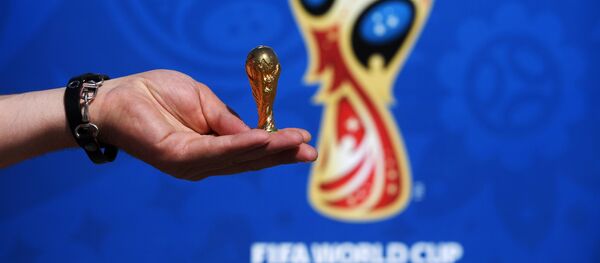 Una copia del trofeo del Mundial 2018 - Sputnik Mundo