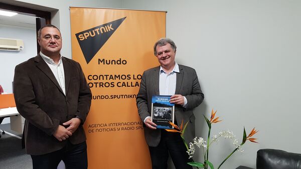 Ilya Altman con Oleg Vyazmitinov, director de la oficina de representación de Sputnik en Montevideo Ilya Altman con Oleg Vyazmitinov, director de la oficina de representación de Sputnik en Montevideo - Sputnik Mundo