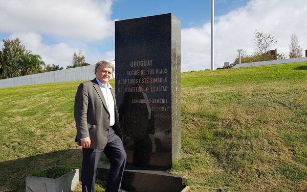 Ilya Altman visitando Plaza monumento a las víctimas del genocidio armenio en Montevideo - Sputnik Mundo