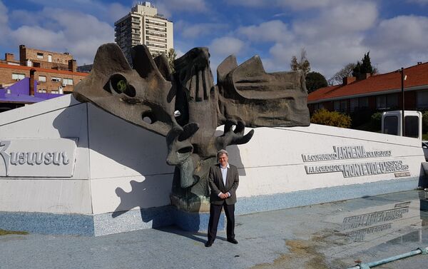 Ilya Altman visitando Plaza monumento a las víctimas del genocidio armenio en Montevideo - Sputnik Mundo