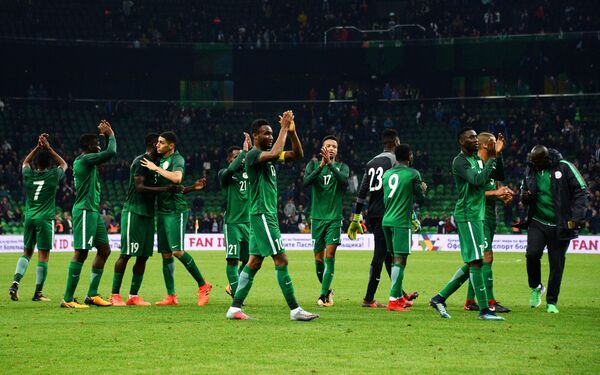 Selección de Nigeria usando la camiseta suplente ideada por Nike para la Copa Mundial de Fútbol 2018. - Sputnik Mundo