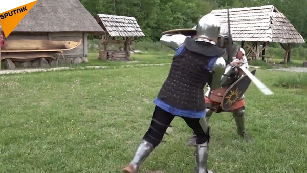 Una chica rusa lleva armadura medieval y pelea con espadas - Sputnik Mundo