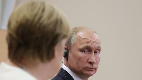 La canciller de Alemania, Angela Merkel, y el presidente de Rusia, Vladímir Putin La canciller de Alemania, Angela Merkel, y el presidente de Rusia, Vladímir Putin - Sputnik Mundo