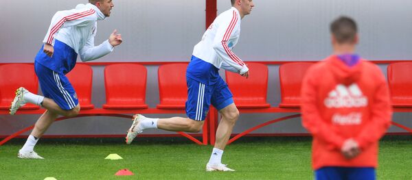 La selección de Rusia de fútbol durante el entrenamiento - Sputnik Mundo