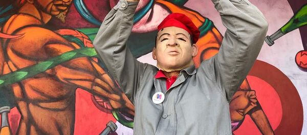 Un venezolano con la careta de Chávez durante las elecciones presidenciales venezolanas de 2018 - Sputnik Mundo