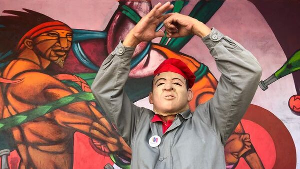 Un venezolano con la careta de Chávez durante las elecciones presidenciales venezolanas de 2018 - Sputnik Mundo