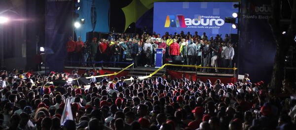 El presidente reelecto de Venezuela, Nicolás Maduro, junto con sus partidarios tras el anuncio de su victoria en los comicios del 20 de mayo - Sputnik Mundo