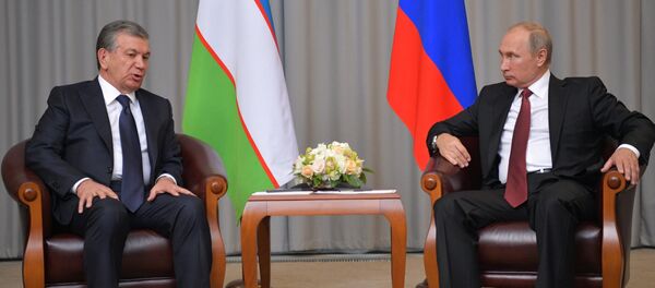 Presidente de Uzbekistán, Shavkat Mirziyóyev, y el presidente de Rusia, Vladímir Putin (archivo) - Sputnik Mundo