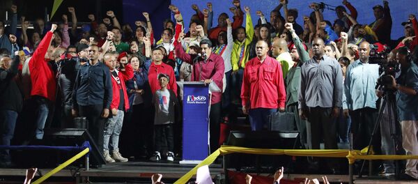 El presidente electo venezolano, Nicolás Maduro, saluda a sus partidarios tras conocerse los resultados de las elecciones. - Sputnik Mundo