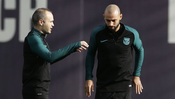 El jugador del fútbol español Andrés Iniesta y el argentino Javier Mascherano - Sputnik Mundo