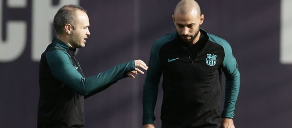 El jugador del fútbol español Andrés Iniesta y el argentino Javier Mascherano - Sputnik Mundo