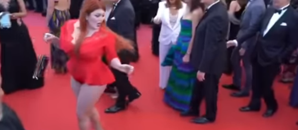 Una modelo rusa se queda accidentalmente en ropa interior en Cannes Una modelo rusa se queda accidentalmente en ropa interior en Cannes - Sputnik Mundo