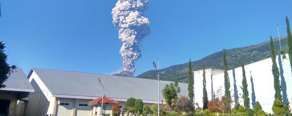 La erupción del volcán Monte Merapi en Indonesia - Sputnik Mundo