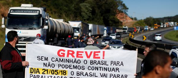 Camioneros de todo Brasil protestan contra el aumento del precio de los combustibles - Sputnik Mundo