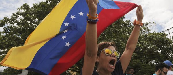 Una opositora del presidente venezolano Nicolás Maduro grita algo - Sputnik Mundo