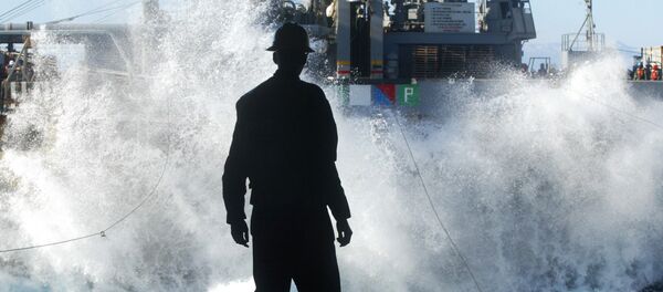 Un marino mira en una enorme ola que aparece del USS Harry S. Truman - Sputnik Mundo