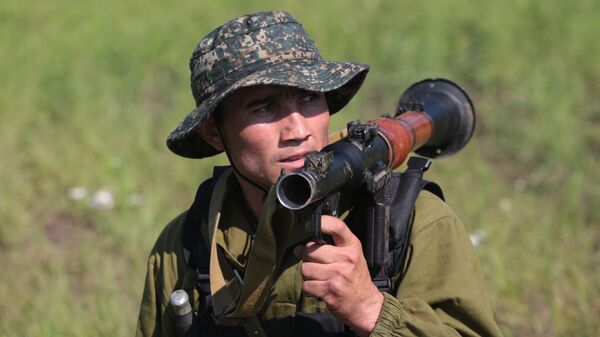 Un militar de Uzbekistán - Sputnik Mundo