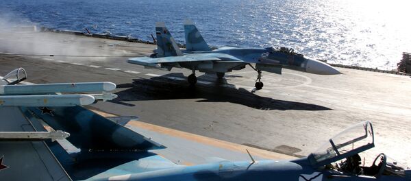 Un Su-33 ruso a bordo del portavions Almirante Kuznetsov, en el Mediterráneo - Sputnik Mundo