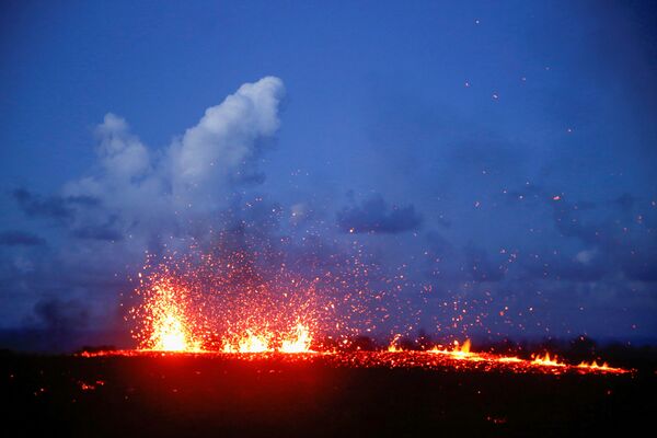Naturaleza desencadenada: la espectacular erupción del volcán hawaiano Kilauea - Sputnik Mundo