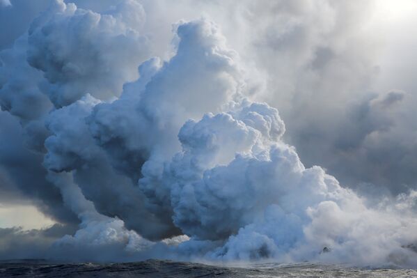 Naturaleza desencadenada: la espectacular erupción del volcán hawaiano Kilauea - Sputnik Mundo