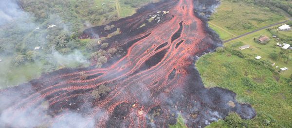 La lava fluye desde el volcán Kilauea, Hawái - Sputnik Mundo