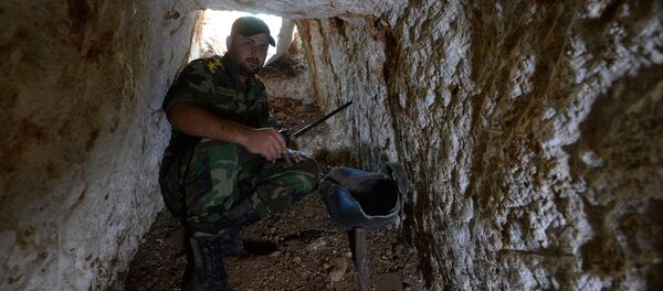 Un oficial del Ejército sirio muestra herramientas para cavar túneles en el área de Homs - Sputnik Mundo